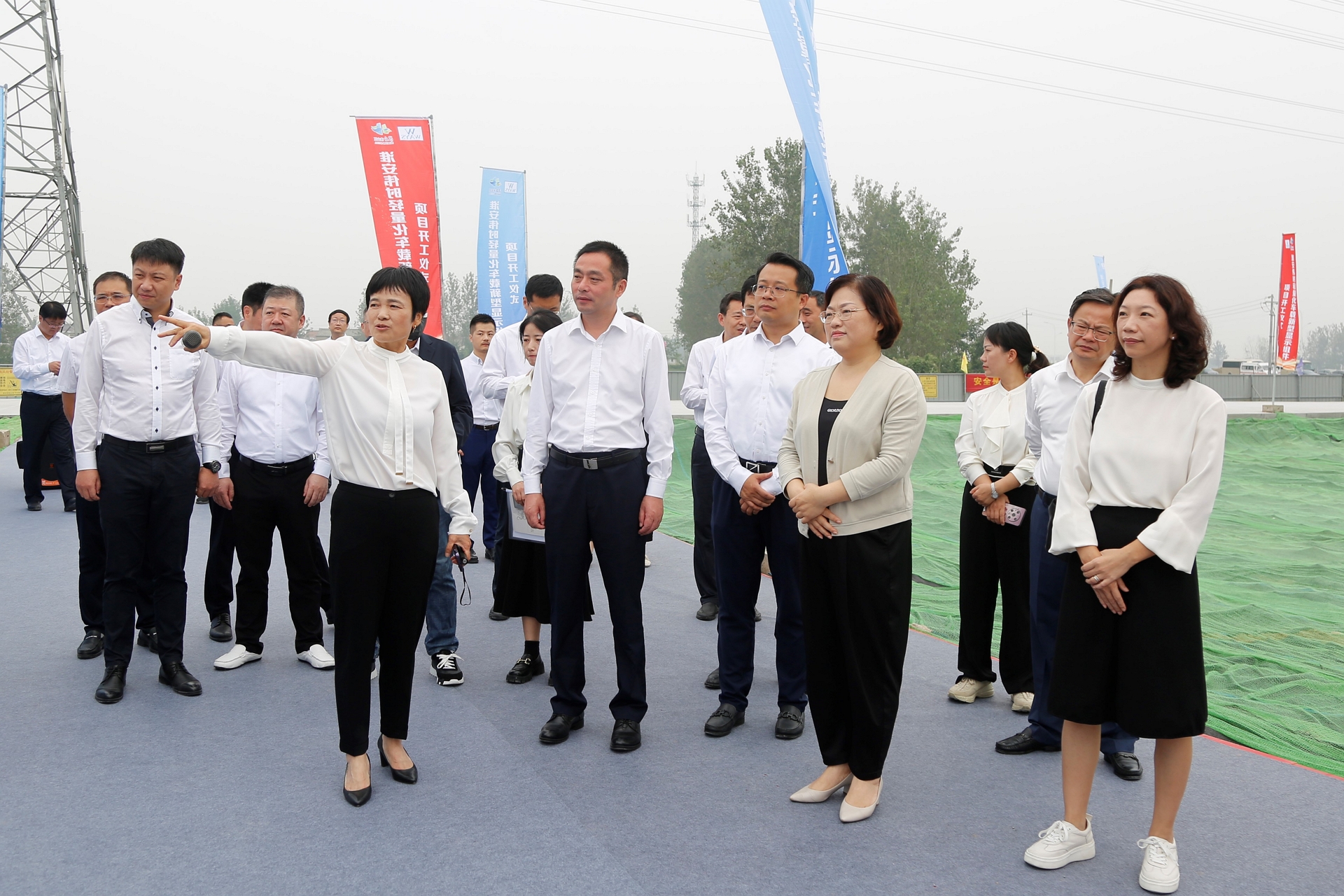 淮安樂魚輕量化車載新型顯示組件項目開工建設(shè)3.JPG